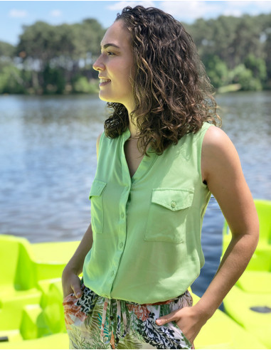 Viscose plain and sleeveless blouse with mao neck and buttons